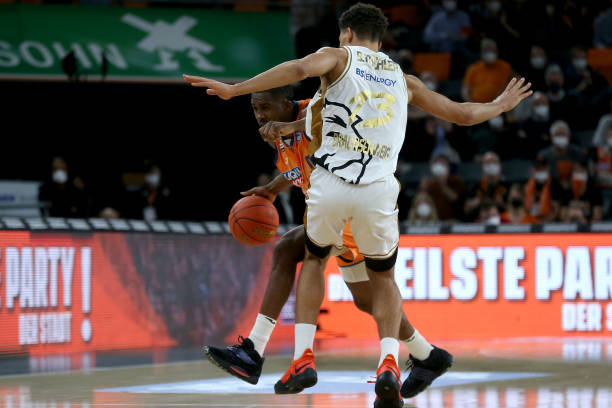 年轻球员稳 年轻球员稳