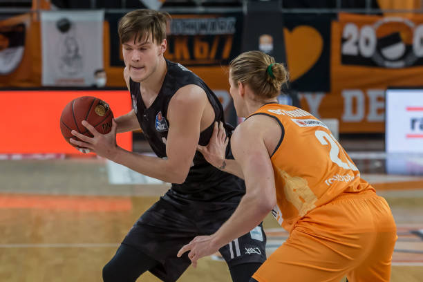 开场不久他 开场不久他